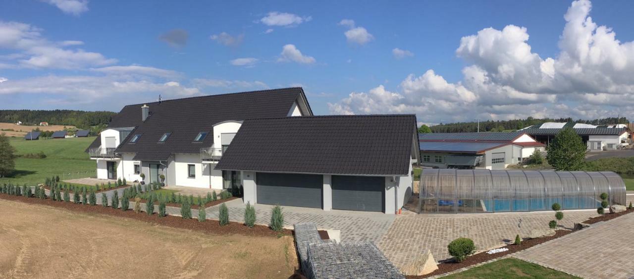 Landhaus Ferienwohnungen Mit Pool Und Wellness Neukirchen-Balbini Buitenkant foto